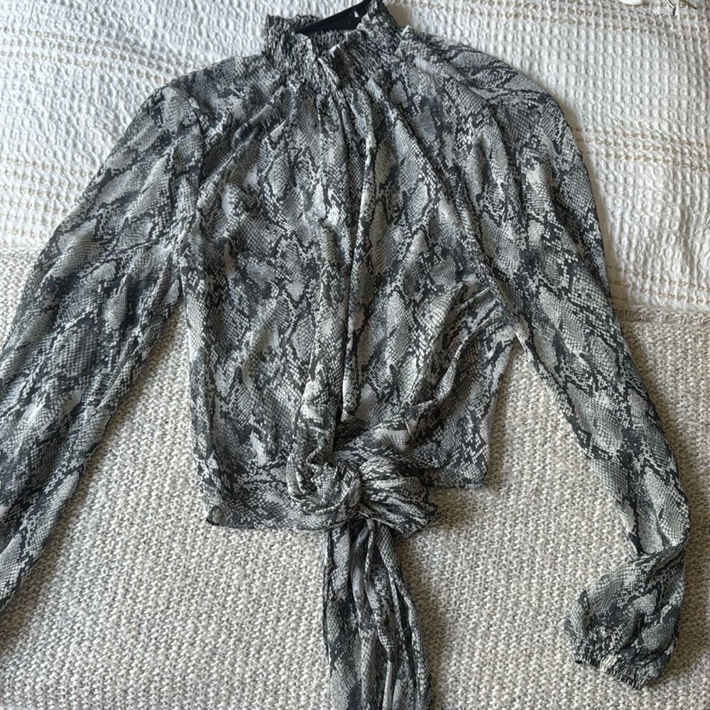 Vestique crop long sleeve